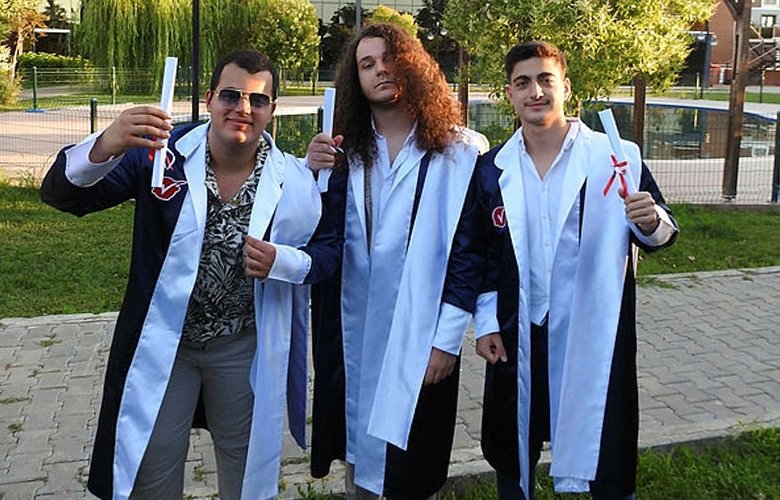 Mezuniyet törenine jandarma ekip otosuyla gelen öğrenciler herkesi şaşkına çevirdi