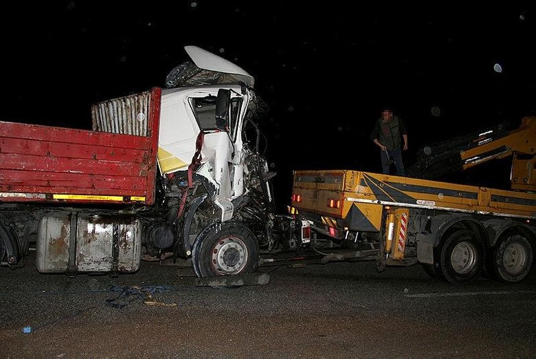 Kontrolden çıkan TIR, İzmir- Ankara D300 yolunu trafiğe kapattı