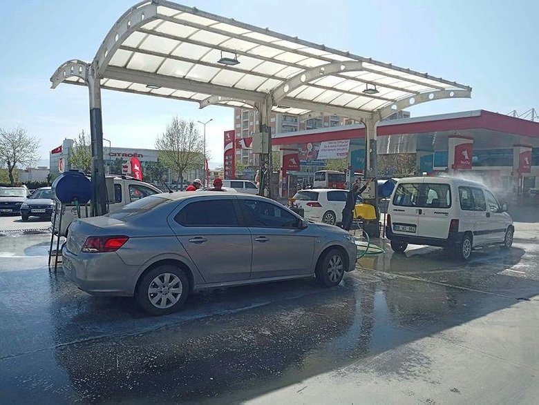 Aydın’da çamur yağdı! Oto yıkamacılar önünde uzun kuyruklar oluştu