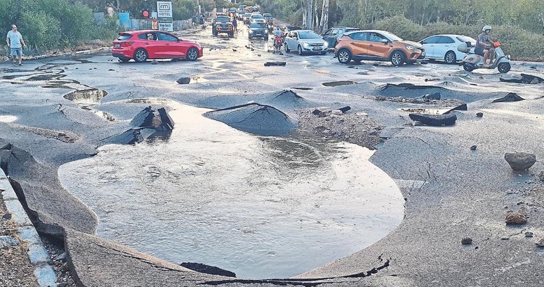 Bodrum’da patlayan su isale hattı dev çukur oluşturdu