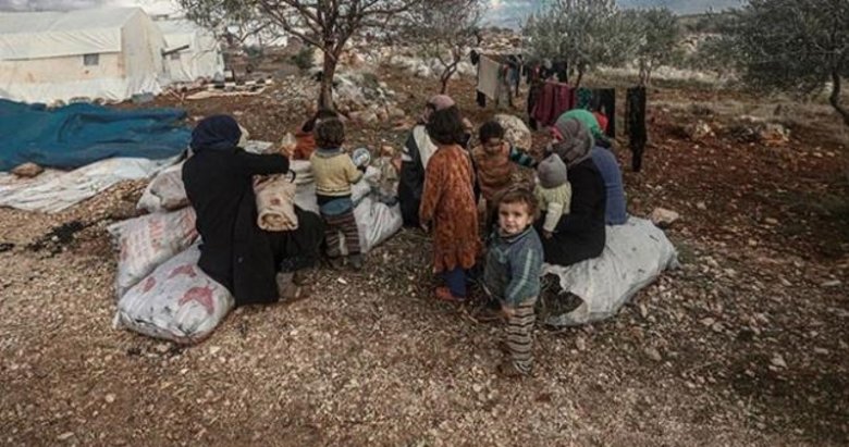 Son 2,5 ayda 450 bin sivil Türkiye sınırı yakınlarına göç etti