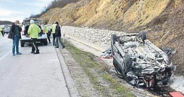 Sarampole devrilen araçtan sağ çıkamadı