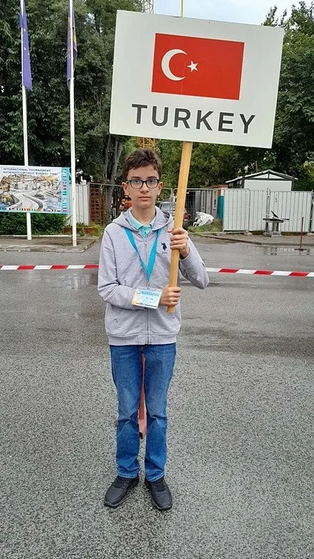 12-yasindaki-izmirli-deha-dunyayi-kendine-hayran-birakti-1784488564482.jpeg