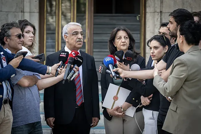 baskan-erdogan-dem-parti-heyeti-ile-gorusuyor-1786628826306.png