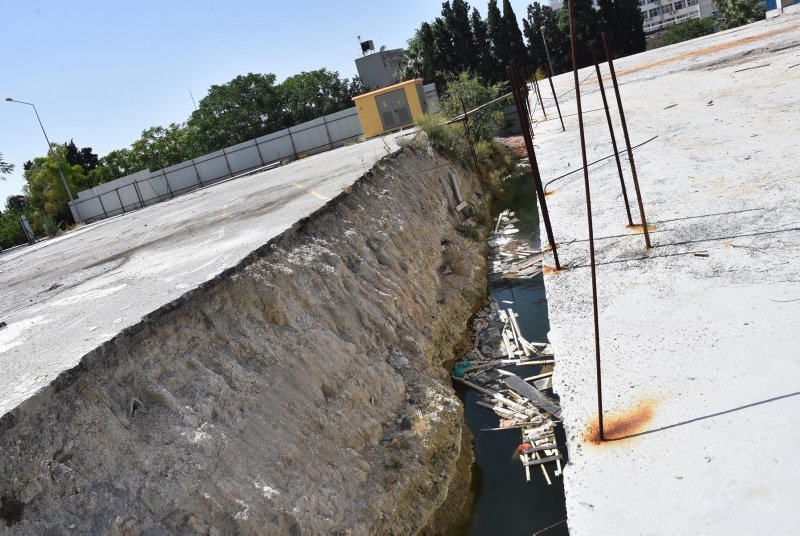 İzmir’de tehlike saçan görüntü! Belediyenin su dolu inşaat çukuruna mahalleli isyan etti!