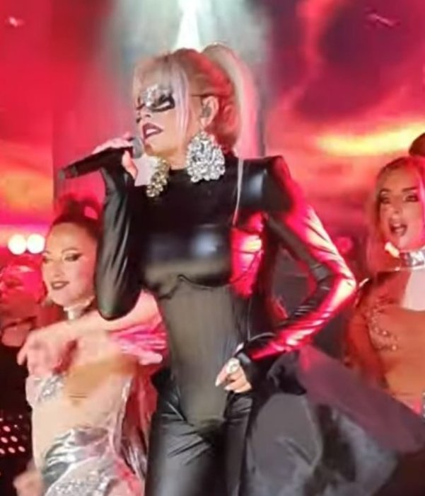 Ajda Pekkan’ın sahne kostümü dikkat çekti