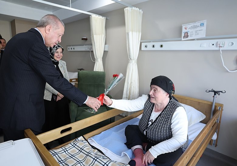 Başkan Erdoğan Darülaceze sakinlerini ziyaret etti