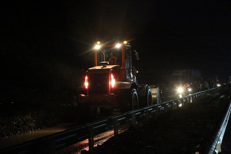 İzmir-Manisa yolu heyelan nedeniyle ulaşıma kapandı