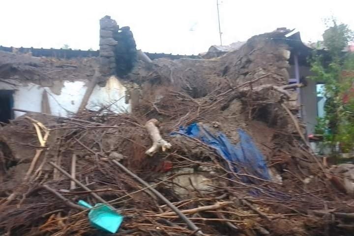 Kuvvetli yağış evinin duvarını yıktı! Enkaz altında kalan kadın yaralandı