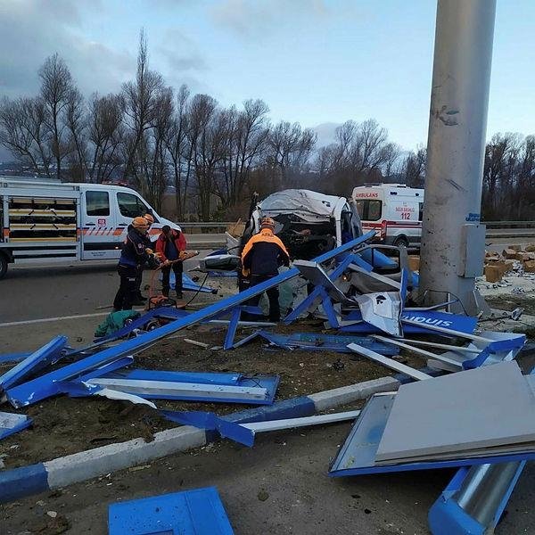 Afyonkarahisar’da feci kaza! Kamyonet paramparça oldu