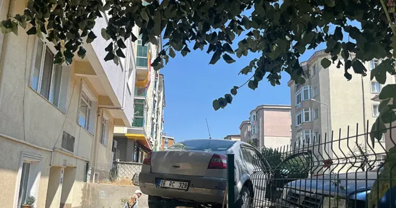 El freninin çekmeyi unutunca olanlar oldu! Duvarda dakikalarca asılı kaldı