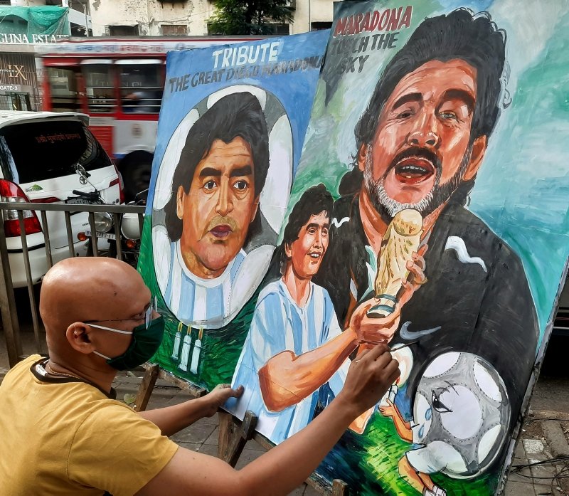 Futbolun efsane ismi Maradona son yolculuğuna uğurlanıyor
