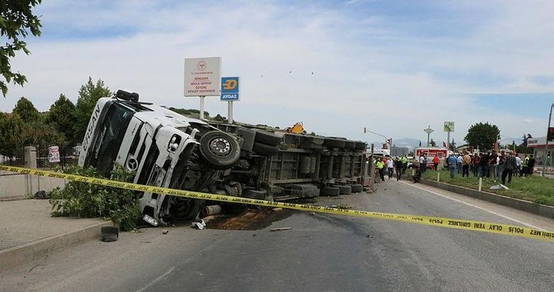 İzmir’de korkunç son! Kaldırımda yürürken kazada devrilen tırın altında kaldılar