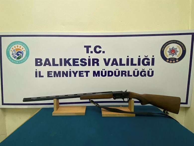 Balıkesir’de 4 silah ve 10 aranan şahıs yakalandı