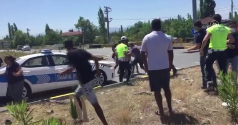 Muğla’da ehliyetsiz sürücü ve yakınları ceza yazmak isteyen polise saldırdı