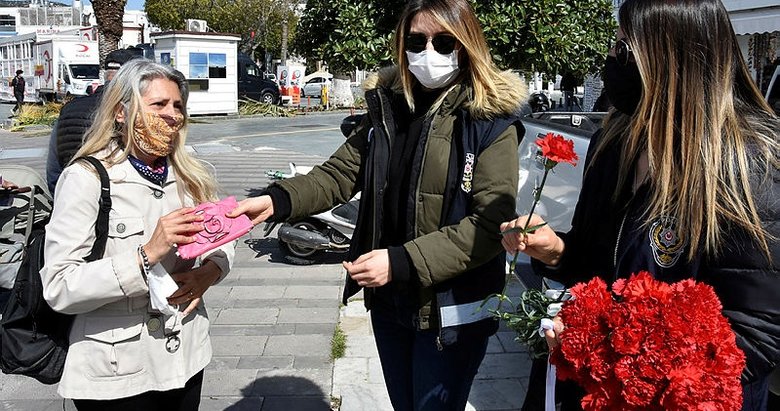 Bodrum’da cüzdanını düşüren kadın, polisin telefonuyla sevindi