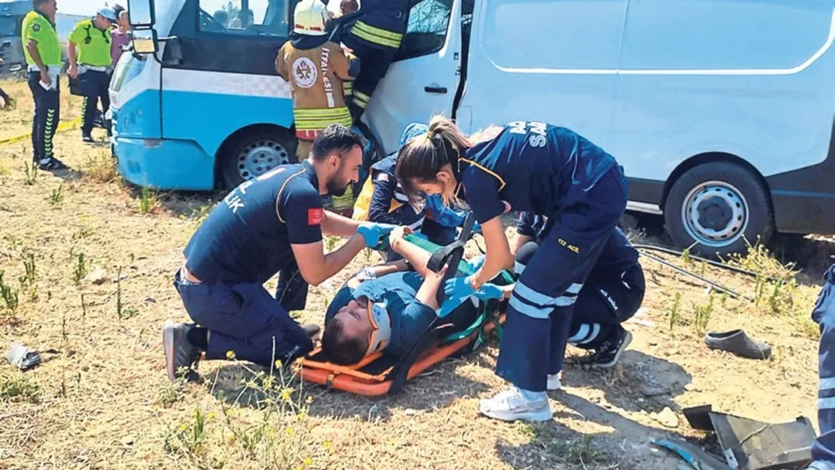 Manisa'da iki minibüs çarpıştı yolcular yola savruldu!