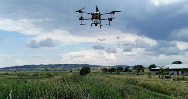 Manyas’ta drone ile sivrisineklere karşı zirai ilaçlama