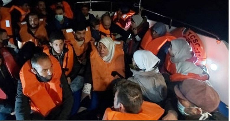 Yunanistan’ın geri ittiği lastik bottaki 24 göçmen kurtarıldı