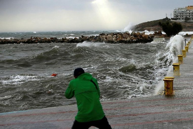 Kasırga Yunanistan’ı vurmaya başladı