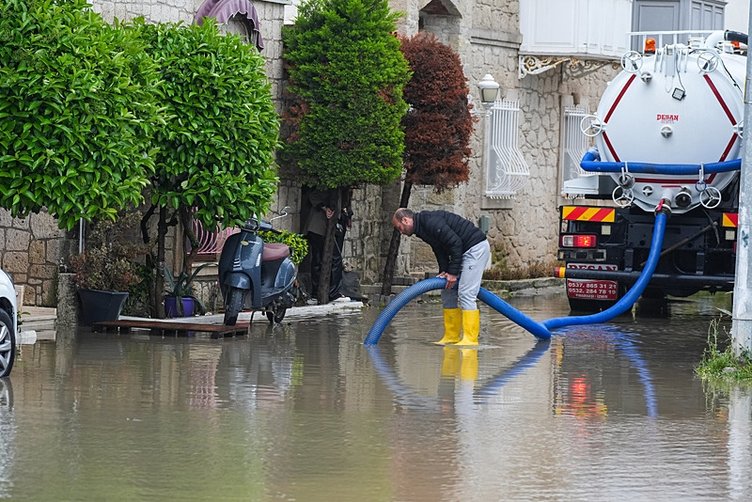 İzmir’i dolu ve toz taşınımı vurdu! O ilçe beyaza büründü