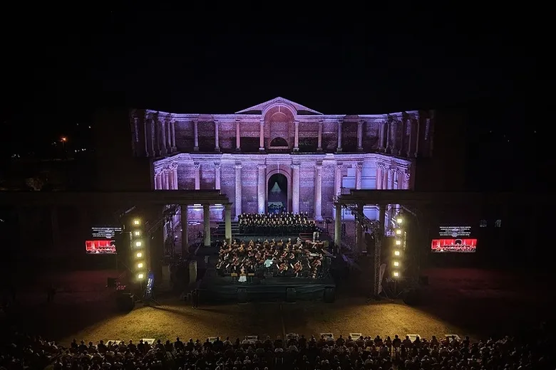2-bin-700-yillik-tarihte-buyuleyici-gece-sardes-antik-kentinde-carmina-burana-ayakta-alkislandi-1783202390238.jpeg