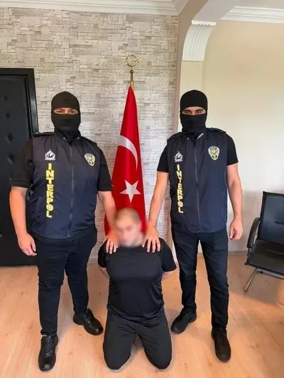 kirmizi-bultenle-araniyorlardi-redkitler-ve-erdogan-aykut-suc-orgutu-elebaslari-iade-edildi-1786619679530.jpeg
