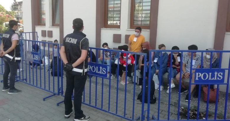 Apartmanın bodrumunda 21 düzensiz göçmen yakalandı