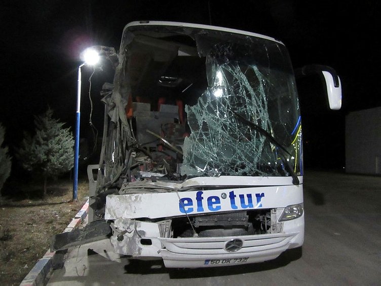 Afyonkarahisar’da feci kaza! Yolcu otobüsü ile kamyon çarpıştı! Çok sayıda yaralı var