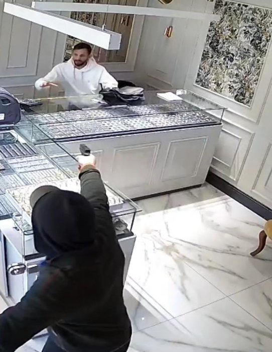 Verilmiş sadakası varmış! Para sayma makinesi hayatını kurtardı