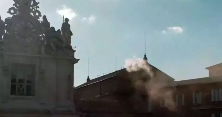 Yeni Papa’nın seçildiği dumandan belli oldu