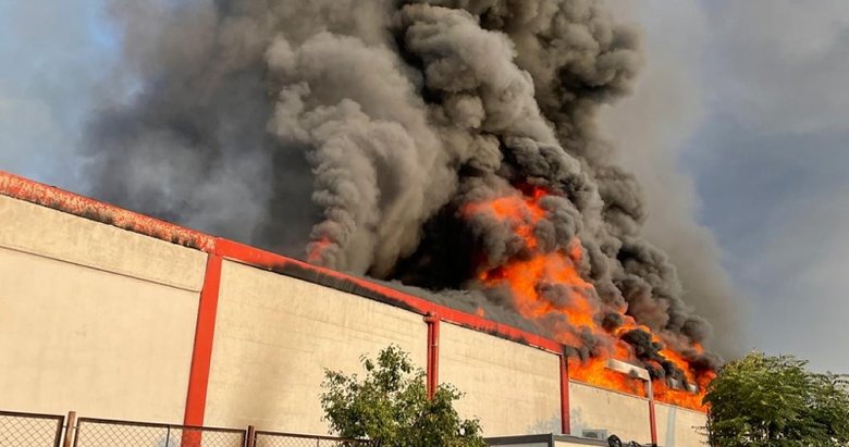 Son dakika: Uşak’ta iplik fabrikasındaki yangın saatler sonra kontrol altında