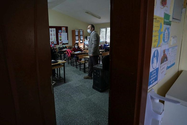 İzmir’de yüz yüze eğitim yeniden başladı! Teneffüste sosyal mesafeli oyun