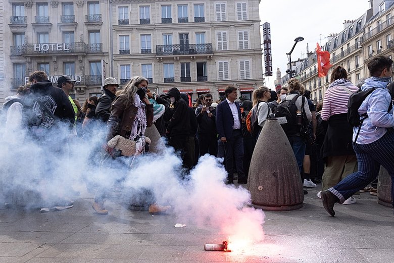 Fransa isyanda: Halk Macron’a karşı sokaklara döküldü