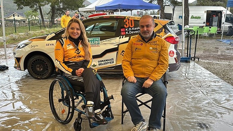 Türkiye’nin ilk engelli kadın ralli pilotu Kübra Denizci Keskin’den çifte derece