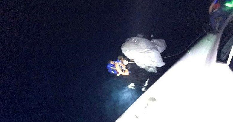 Ayvalık açıklarında sığınmacıları taşıyan bot battı: 35 kişi kurtarıldı 4 kişiyi arama çalışmaları sürüyor