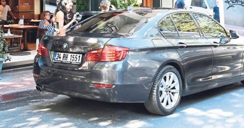 Onun arabası var...