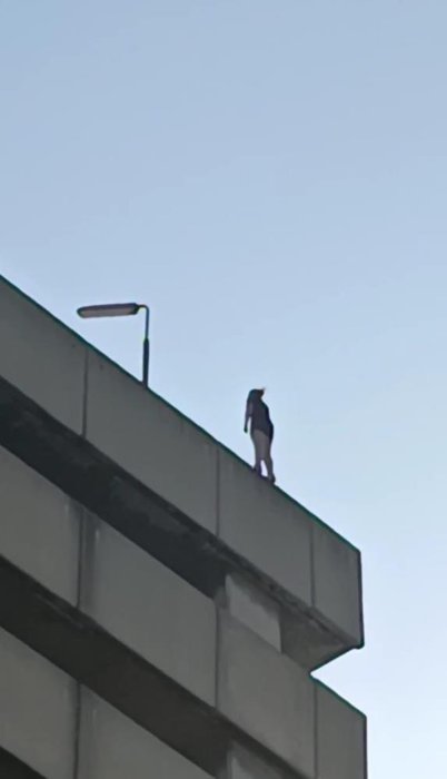 Onlarca metre yükseklikten atladı! Şans eseri kurtuldu