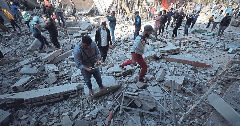 İsrail ordusu Lübnan’da 3 katlı binayı bombaladı: 7 kişi öldü