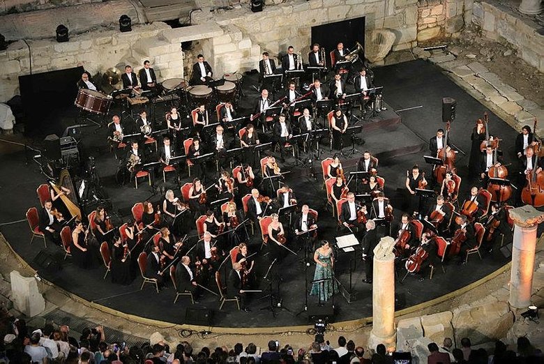 Laodikya’da büyüleyen gece! Cumhurbaşkanlığı Senfoni Orkestrası 2 bin 200 yıllık antik tiyatroda konser verdi