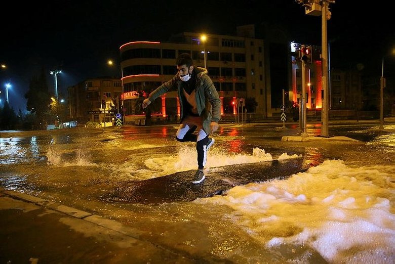 Buca Da Patlayan Su Borusu Caddeleri Gole Cevirdi Izmir Haberleri