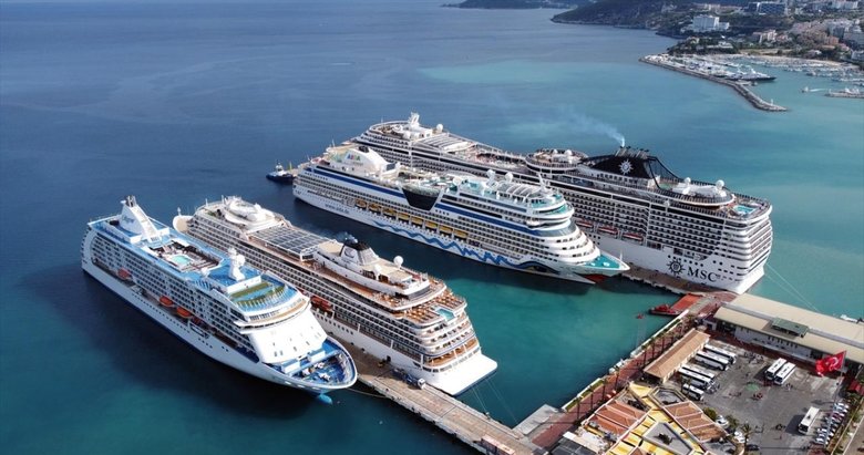 Kuşadası’na 3 dev gemiyle 9 bin 70 turist geldi