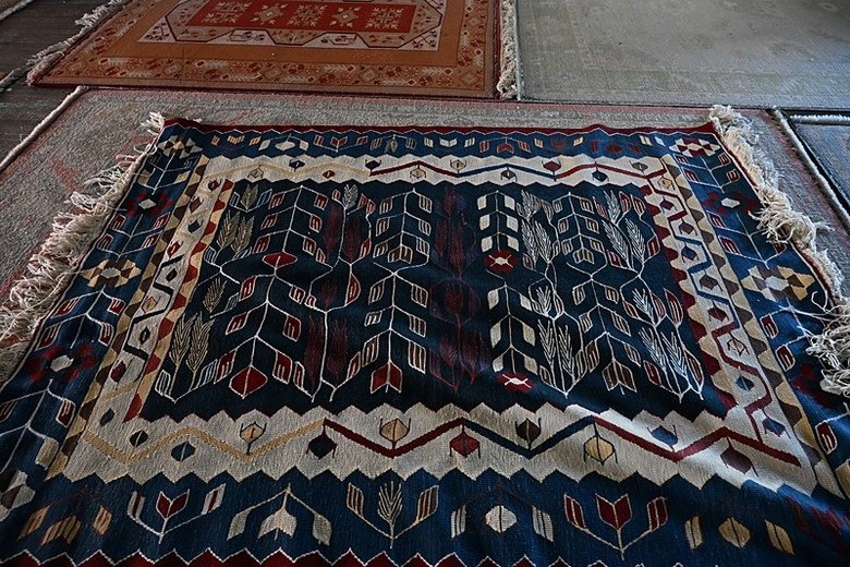 manisada-yollarda-eskitilen-halilar-avrupa-saraylarini-susluyor-1777887913368.jpeg