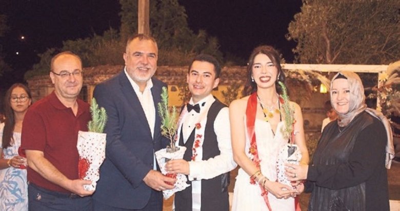 Manisa’da çevreci düğün: Herkese fidan hediye edildi
