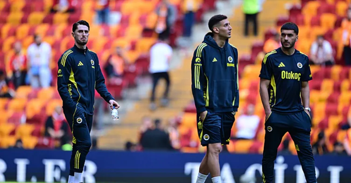 Sahaya çayla çıktı! Galatasaray'dan Fenerbahçe'ye göndermeli şarkı