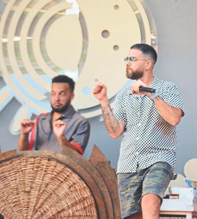 Kızları için sık sık bir araya geliyorlar