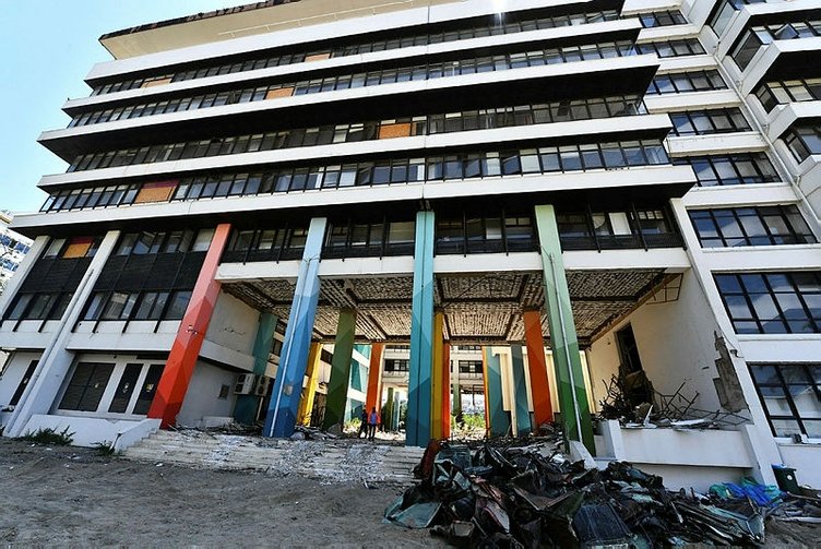 İzmir’de bir dönemin sonu! Büyükşehir binası yıkılıyor