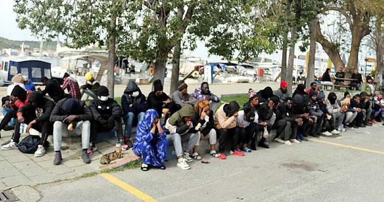 Foça açıklarında geri itilen 42 göçmen kurtarıldı