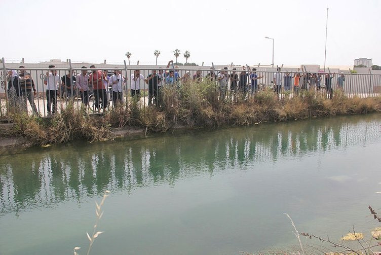 Ceset başında çay keyfi