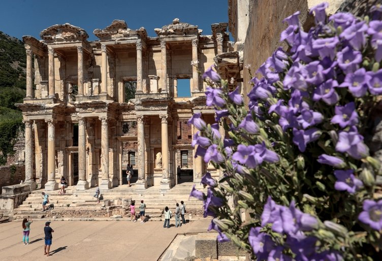 Efes Antik Kenti’ne ziyaretçi akını! Salgının izi kruvaziyer turizmiyle siliniyor